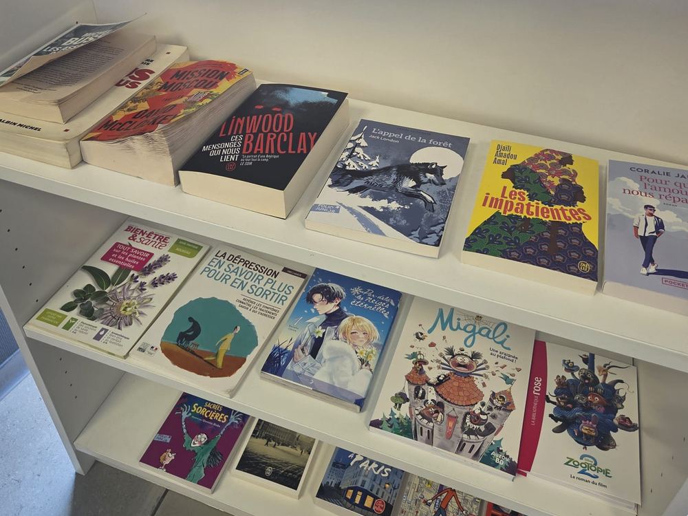 Étagère de livres en accès libre dans la laverie